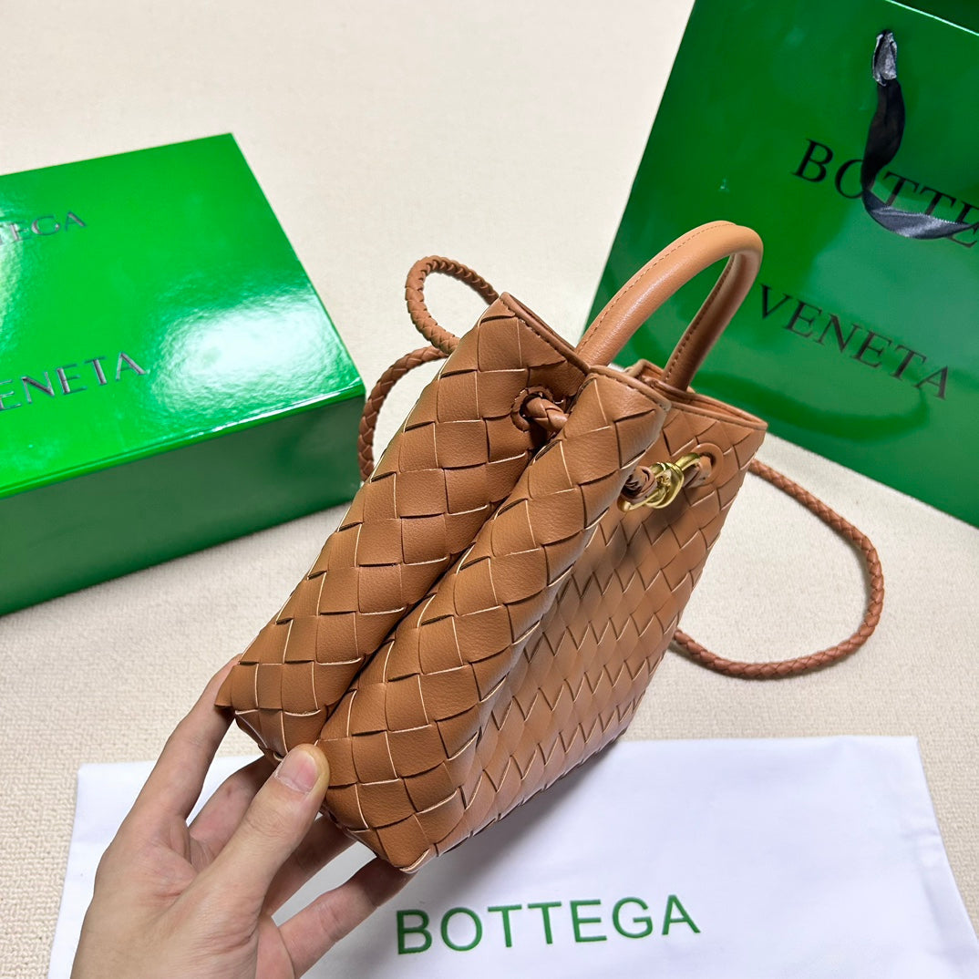 BOTTEGA VENETA SMALL ANDIAMO 25CM GOLD LAMBSKIN