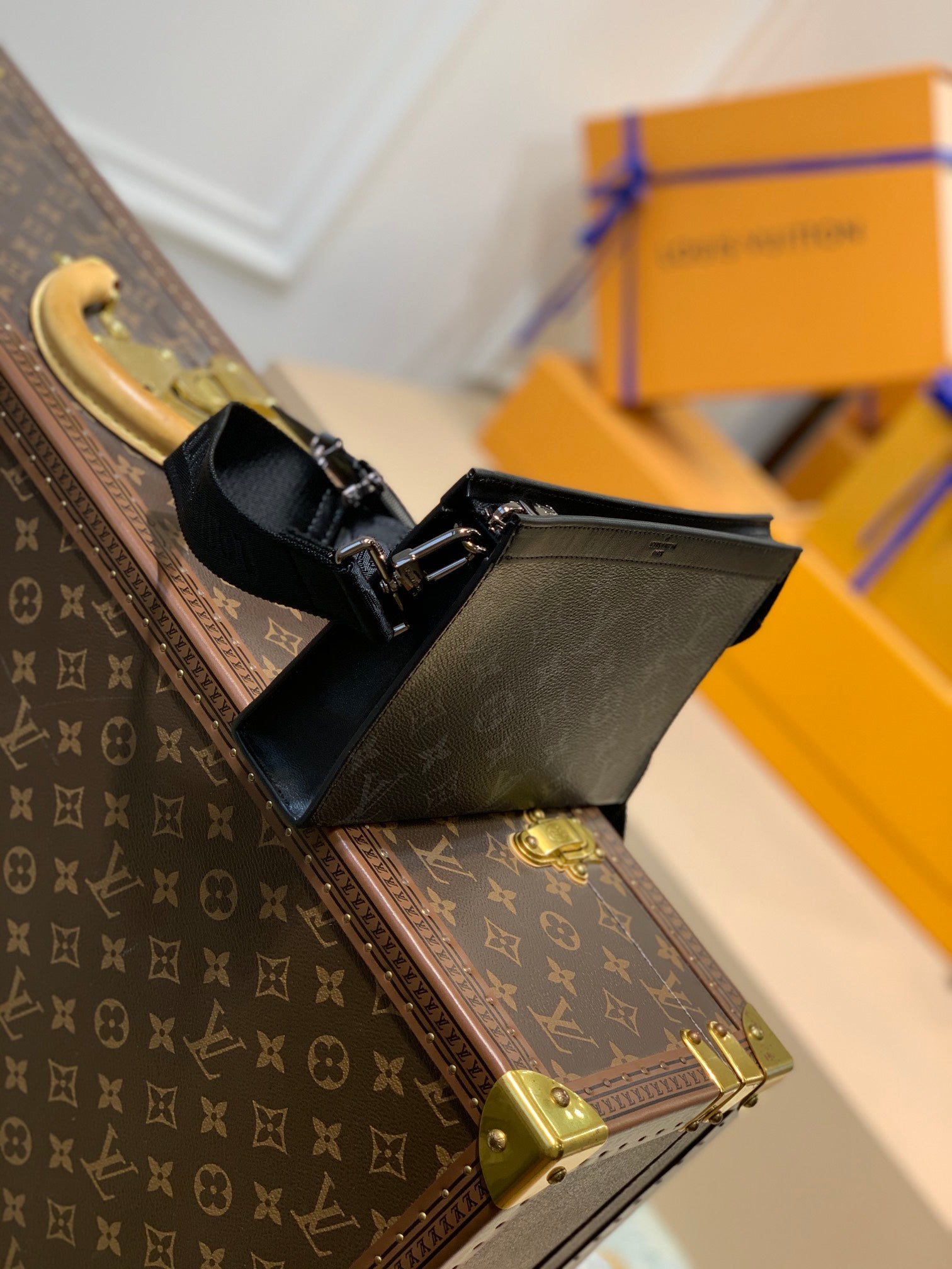 LOUIS VUITTON ANPHA WEARABLE WALLET 18 IN BLACK MONOGRAM ECLIPSE REVERSE CALFSKIN