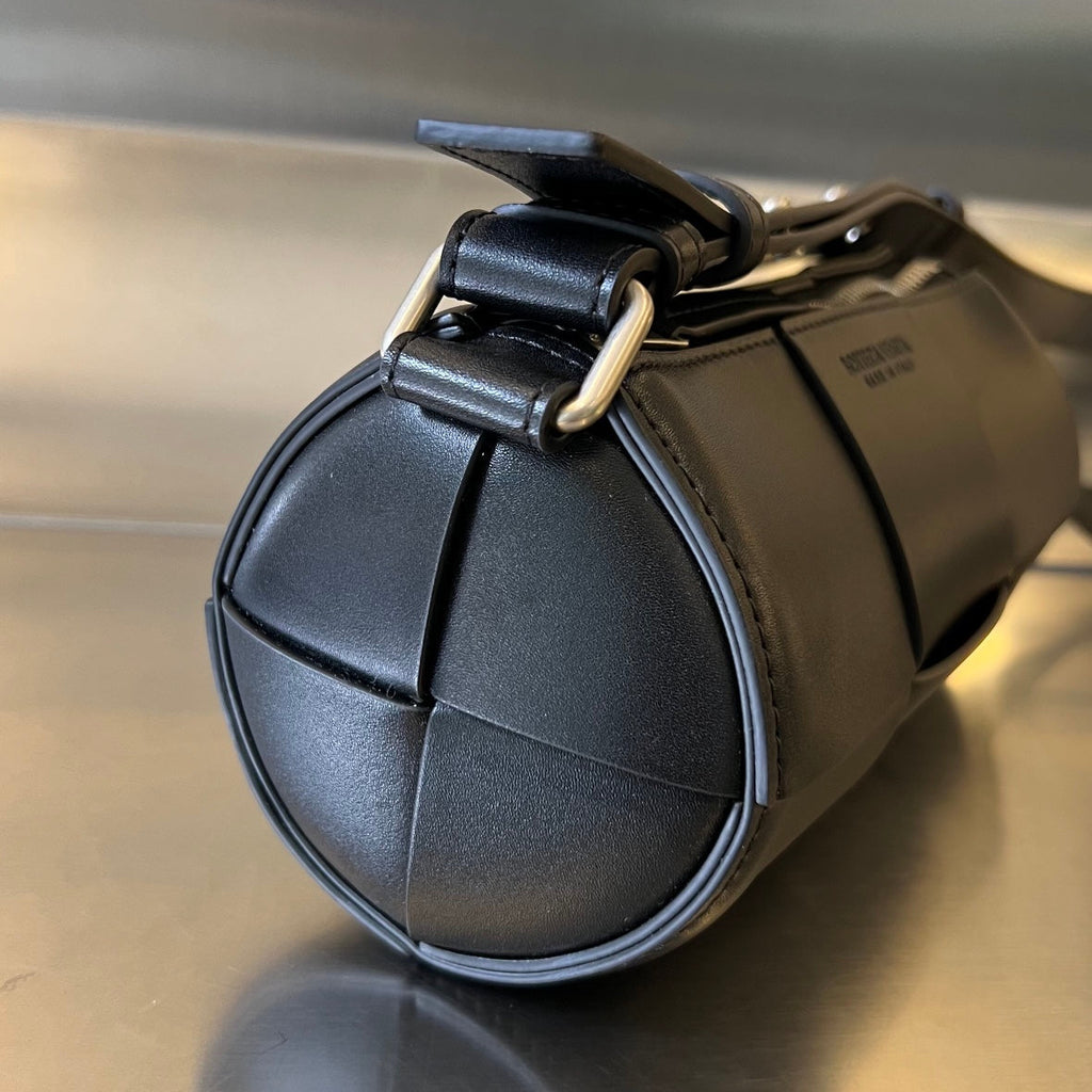 BOTTEGA VENETA SMALL CYLINDER CASSETTE 21 IN BLACK CALFSKIN