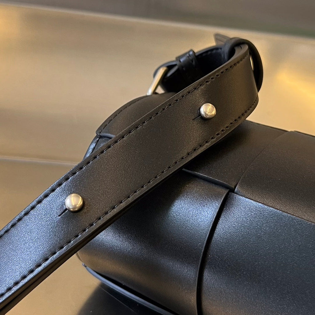 BOTTEGA VENETA SMALL CYLINDER CASSETTE 21 IN BLACK CALFSKIN