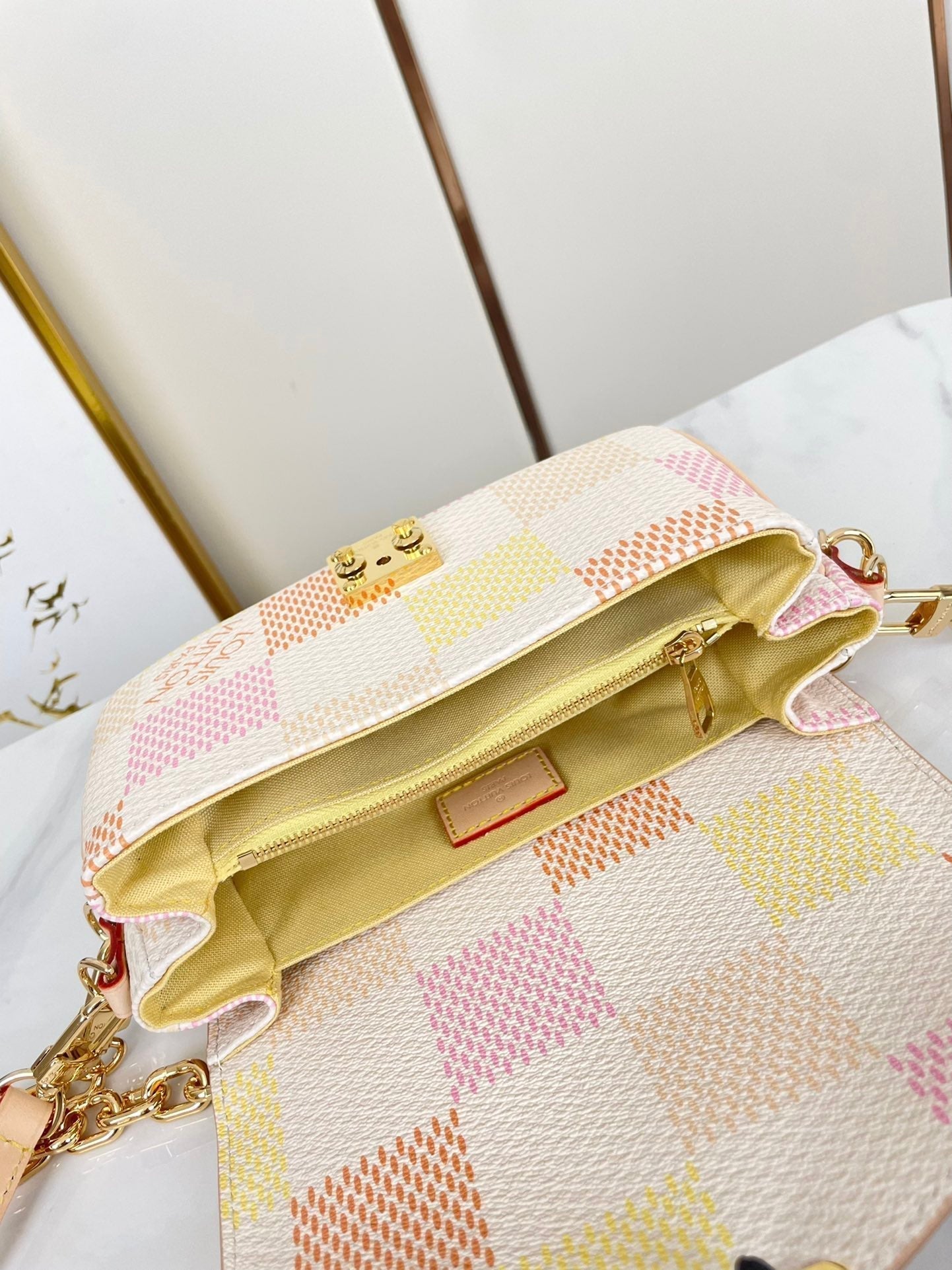 LOUIS VUITTON POCHETTE MÉTIS EAST WEST 21 IN PEACH DAMIER GIANT CANVAS GOLD HARDWARE