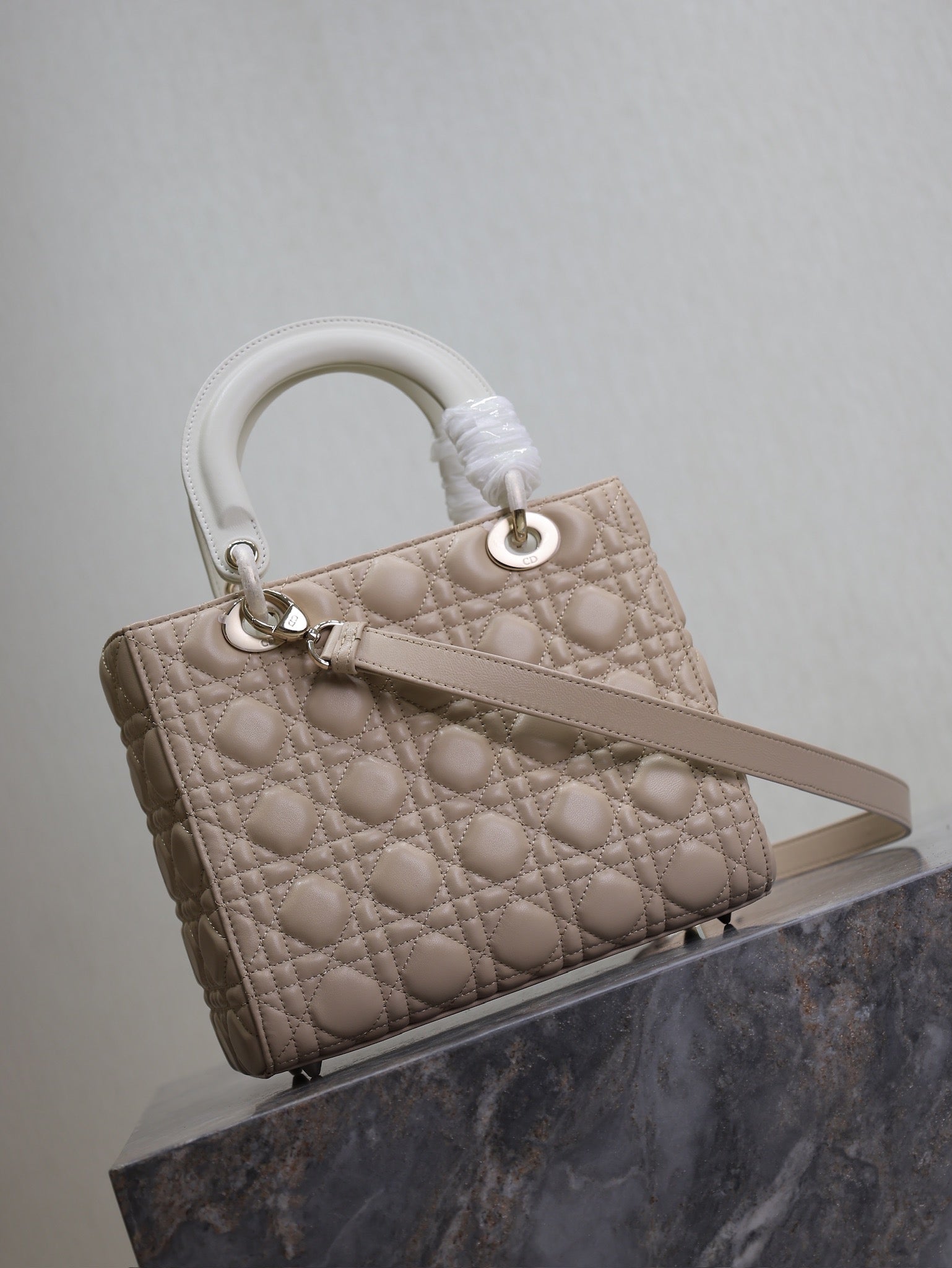 DIOR MEDIUM LADY BAG 24 IN POWDER BEIGE QUILTED MACROCANNAGE CALFSKIN METAL CHARM