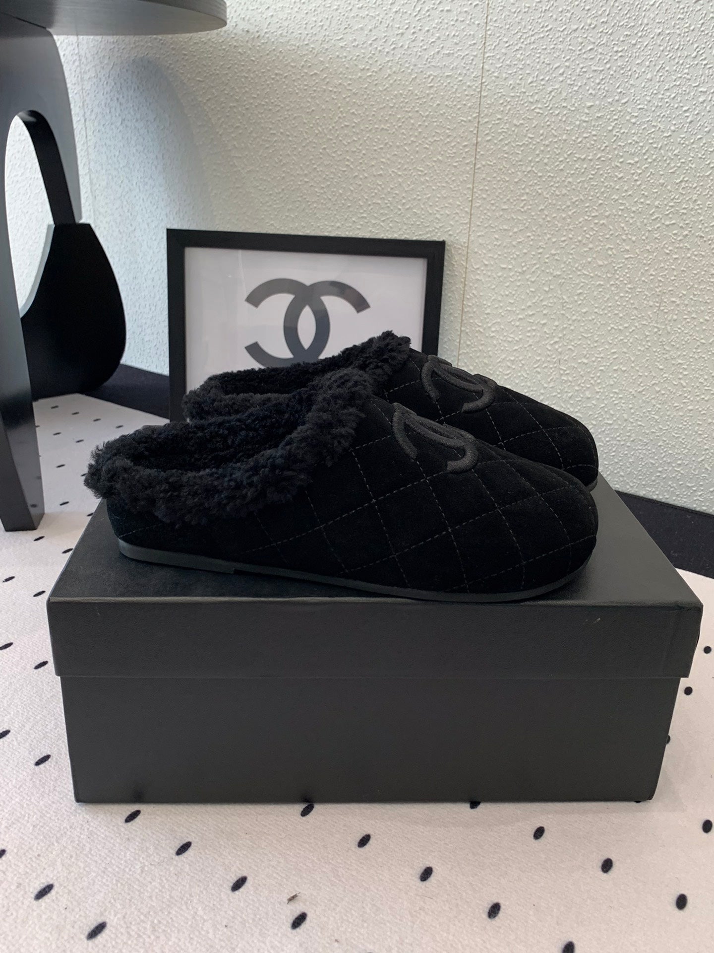 CHANEL FLAT MULE IN BLACK SUEDE AND LAMB FUR LINING