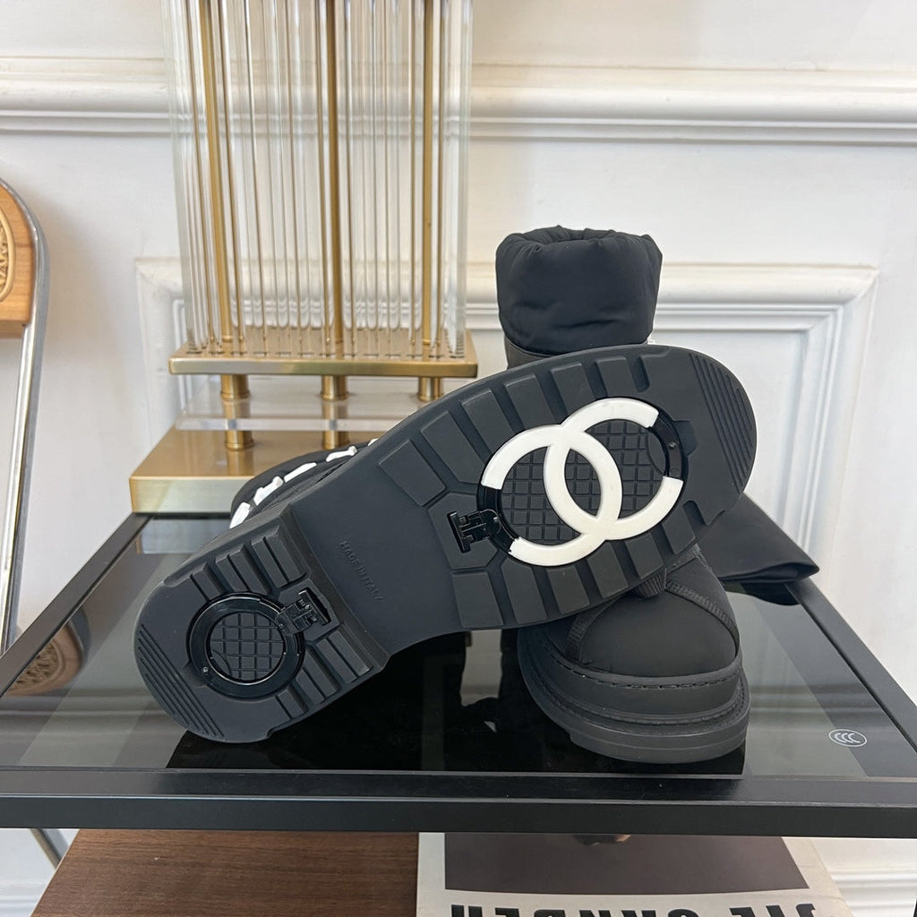 CHANEL SKI BOOTS IN BLACK QUILTED COTTON