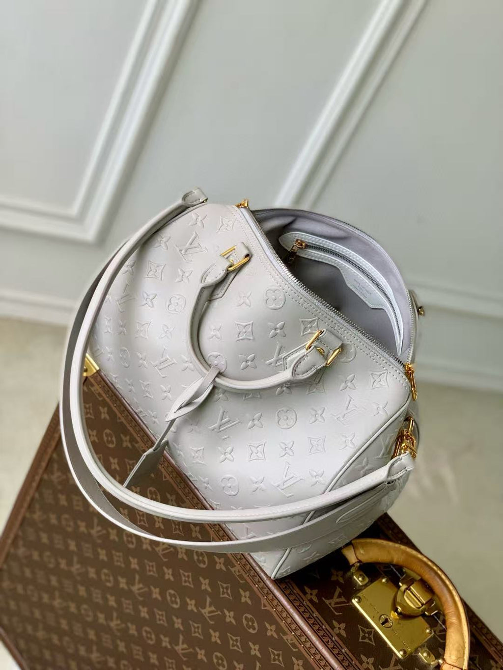 LOUIS VUITTON SPEEDY BANDOULIERE 30 IN GREY EMBOSSED CALFSKIN