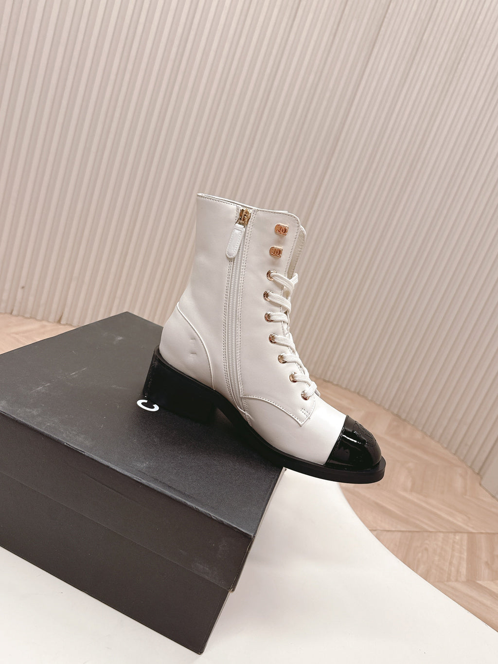 CHANEL ANKLE BOOTS 25S IN WHITE MIX BLACK LAMBSKIN WITH ZIPPER