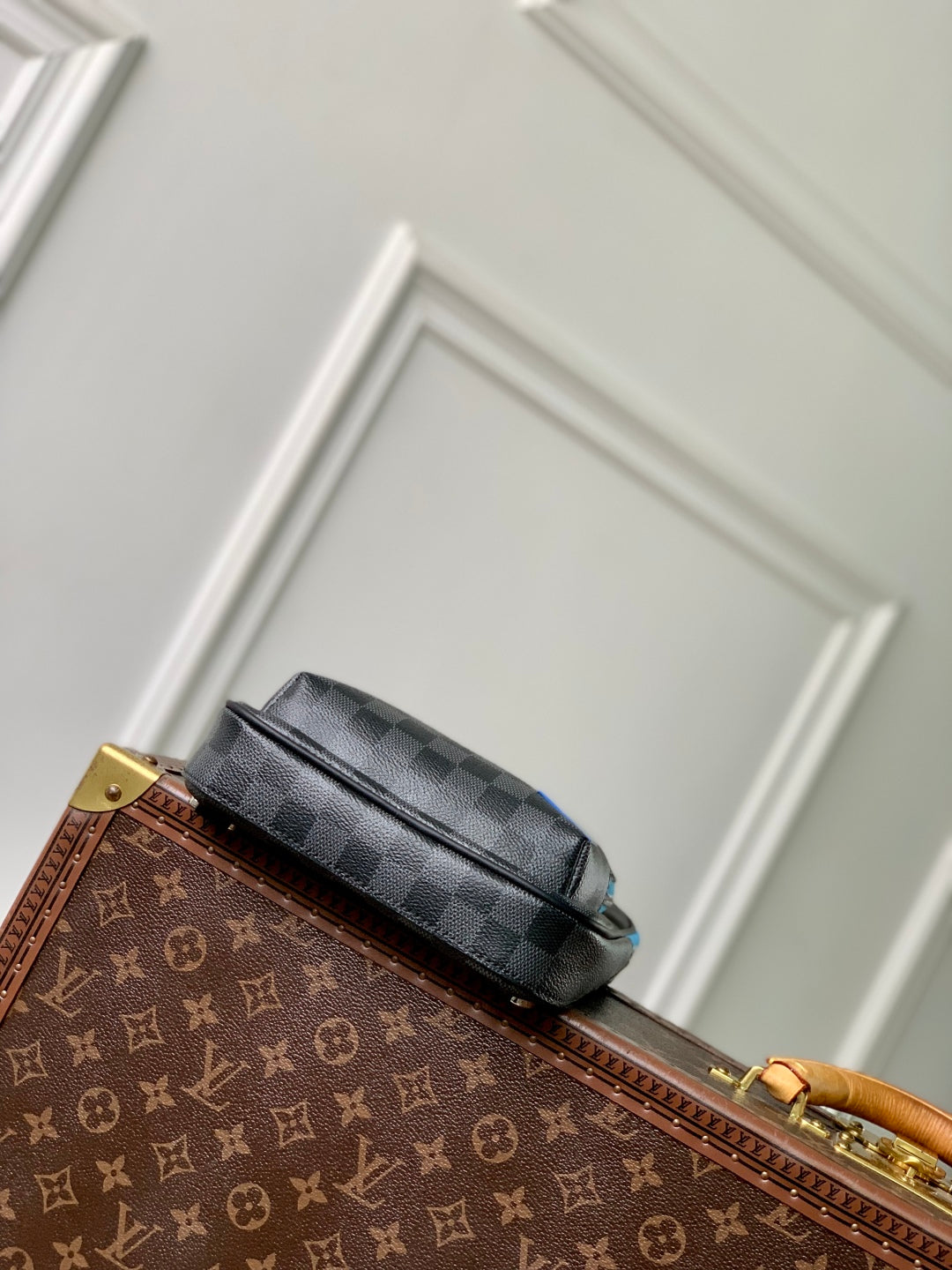 LOUIS VUITTON AVENUE SLINGBAG 31 IN BLACK AND GREY DAMIER GRAPHITA CANVAS CALFSKIN