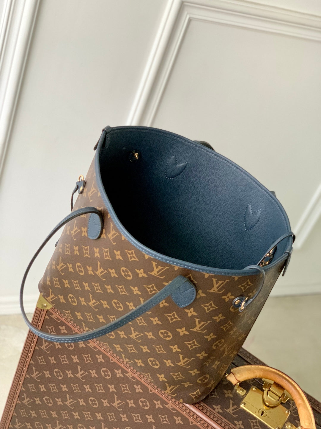 LOUIS VUITTON NEVERFULL BANDOULIÈRE INSIDE OUT BB 31 IN BROWN MONOGRAM CANVAS AND BLACK CALFSKIN