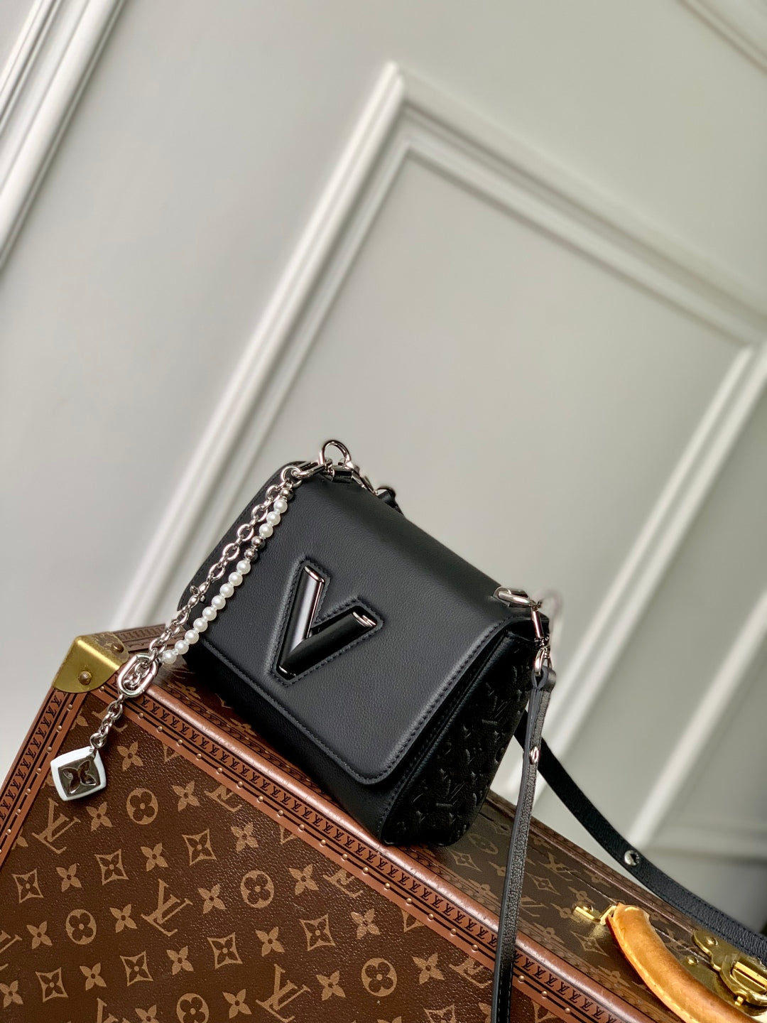 LOUIS VUITTON TWIST SLIM 19 IN BLACK TAURILLON CALFSKIN WITH PEARL CHAIN