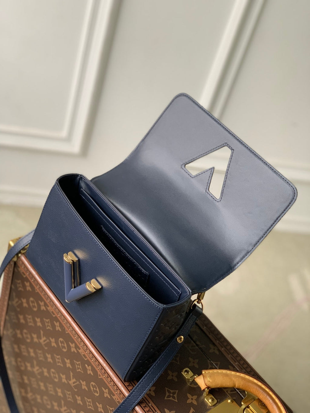 LOUIS VUITTON TWIST SLIM 19 IN NAVY BLUE TAURILLON CALFSKIN GOLD HARDWARE