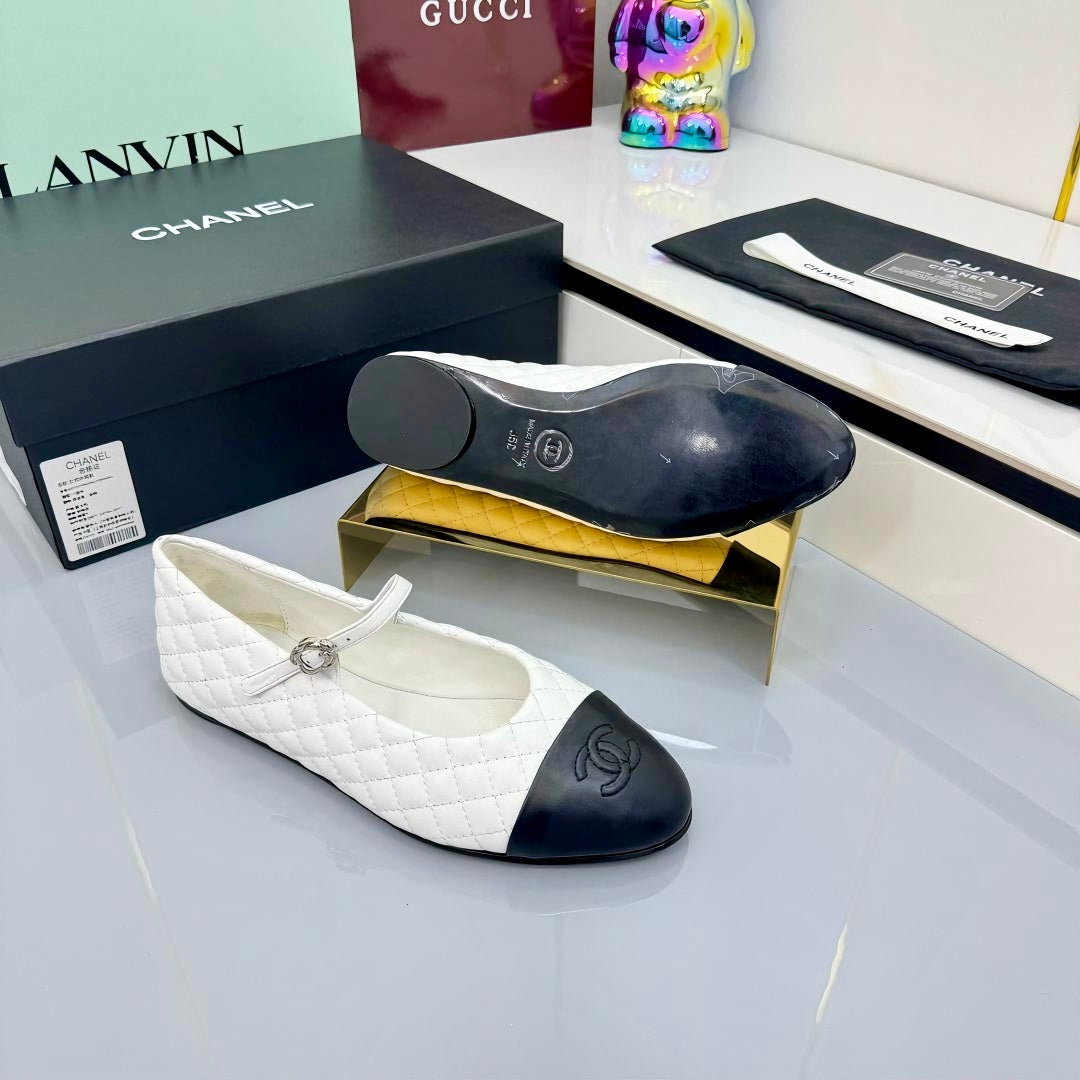 CHANEL MARY JANE FLAT 25S IN WHITE LAMBSKIN EMBOSSED LOGO