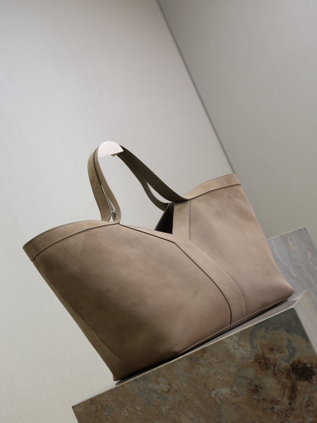 YSL 25S Y MAXI TOTE 50 IN DRY GRAIN SUEDE GOLD HARDWRE