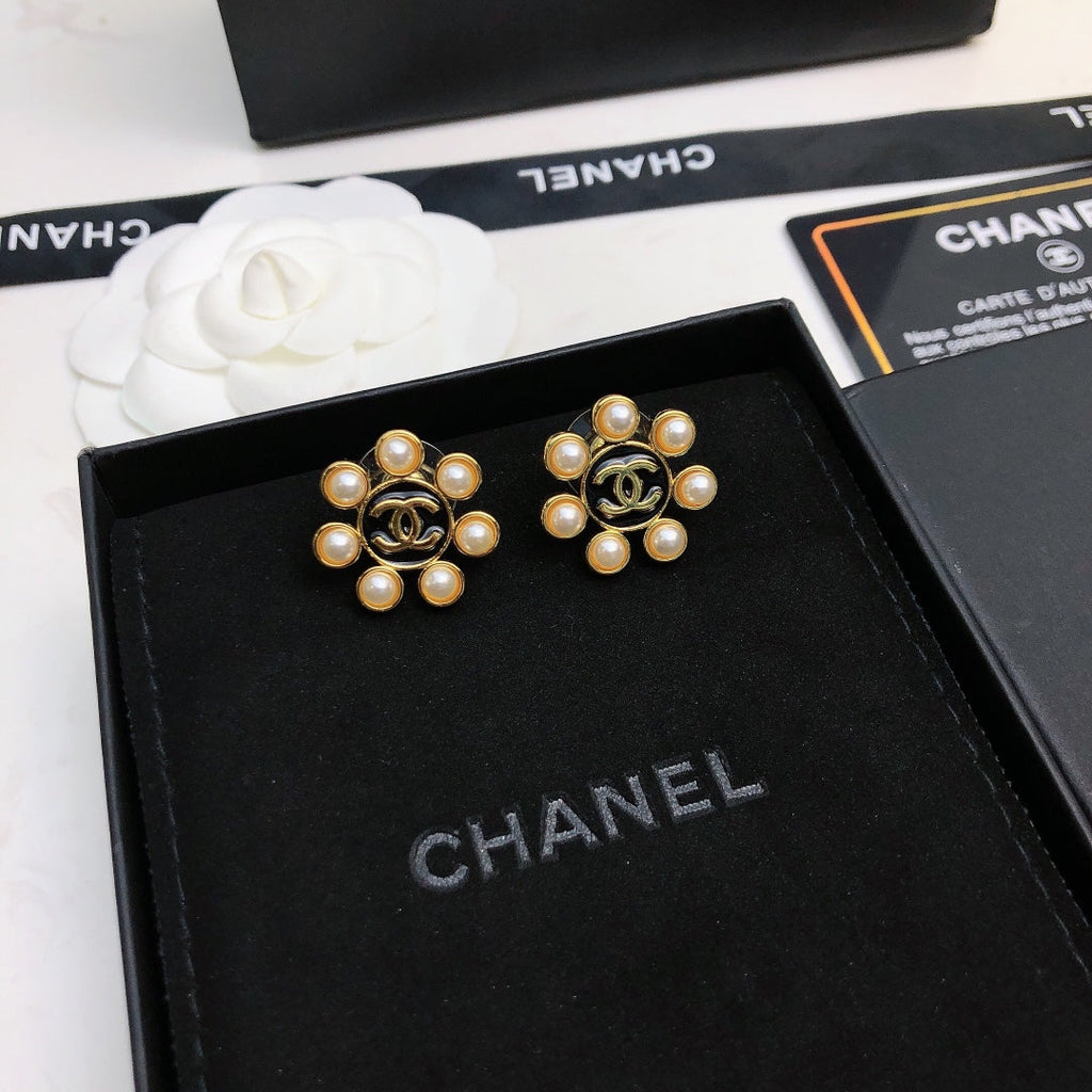 18K  Chanel Flower Pearls Earrings