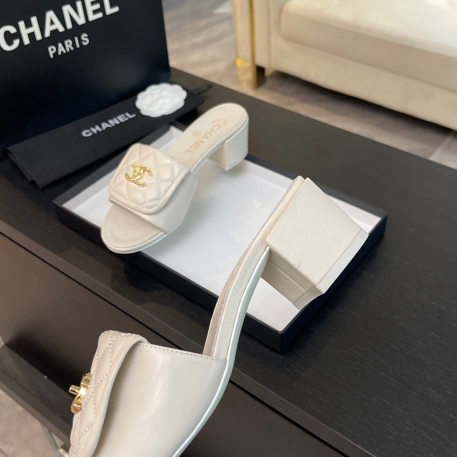CHANEL MID-HEEL 5 CM MULE IN WHITE LAMBSKIN