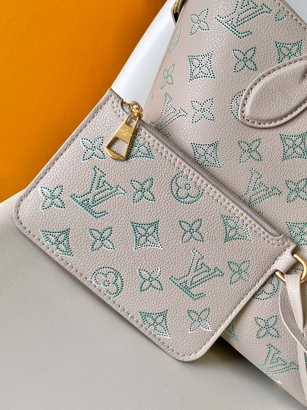 LOUIS VUITTON BLOSSOM 20 IN LIGHT BEIGE MAHINA CALFSKIN