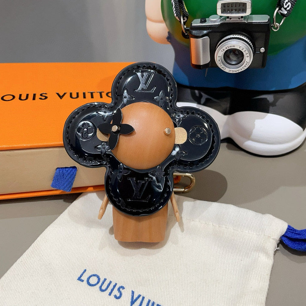 LOUIS VUITTON LV KEYCHAIN IN BLACK CALFSKIN AND WOOD