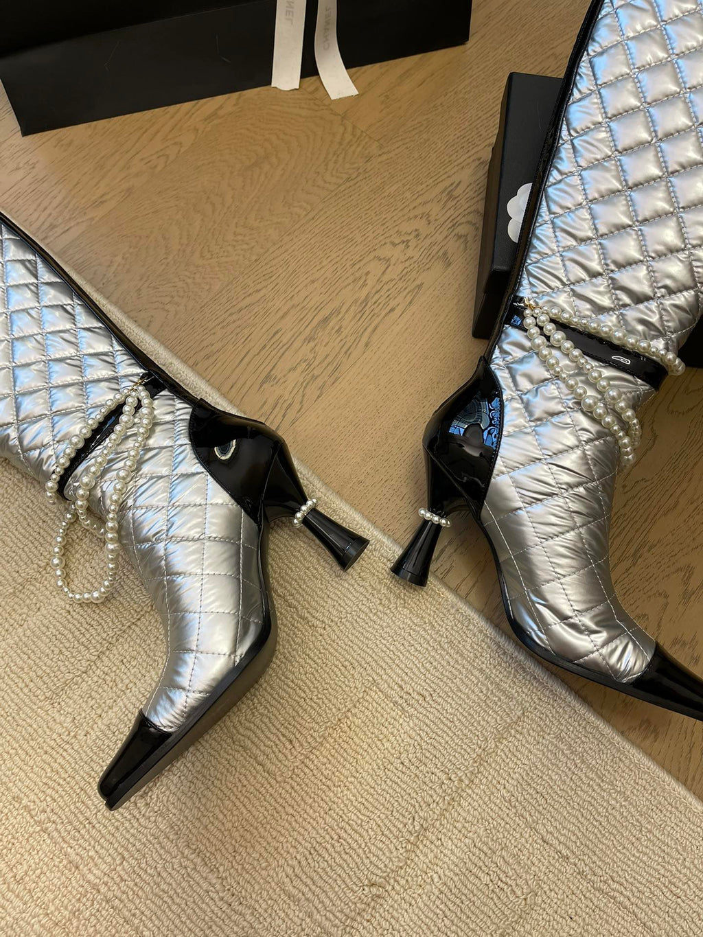 CHANEL KNEE HIGH BOOTS 8 CM IN SILVER MIX BLACK CALFSKIN WITH PEARL CHAIN