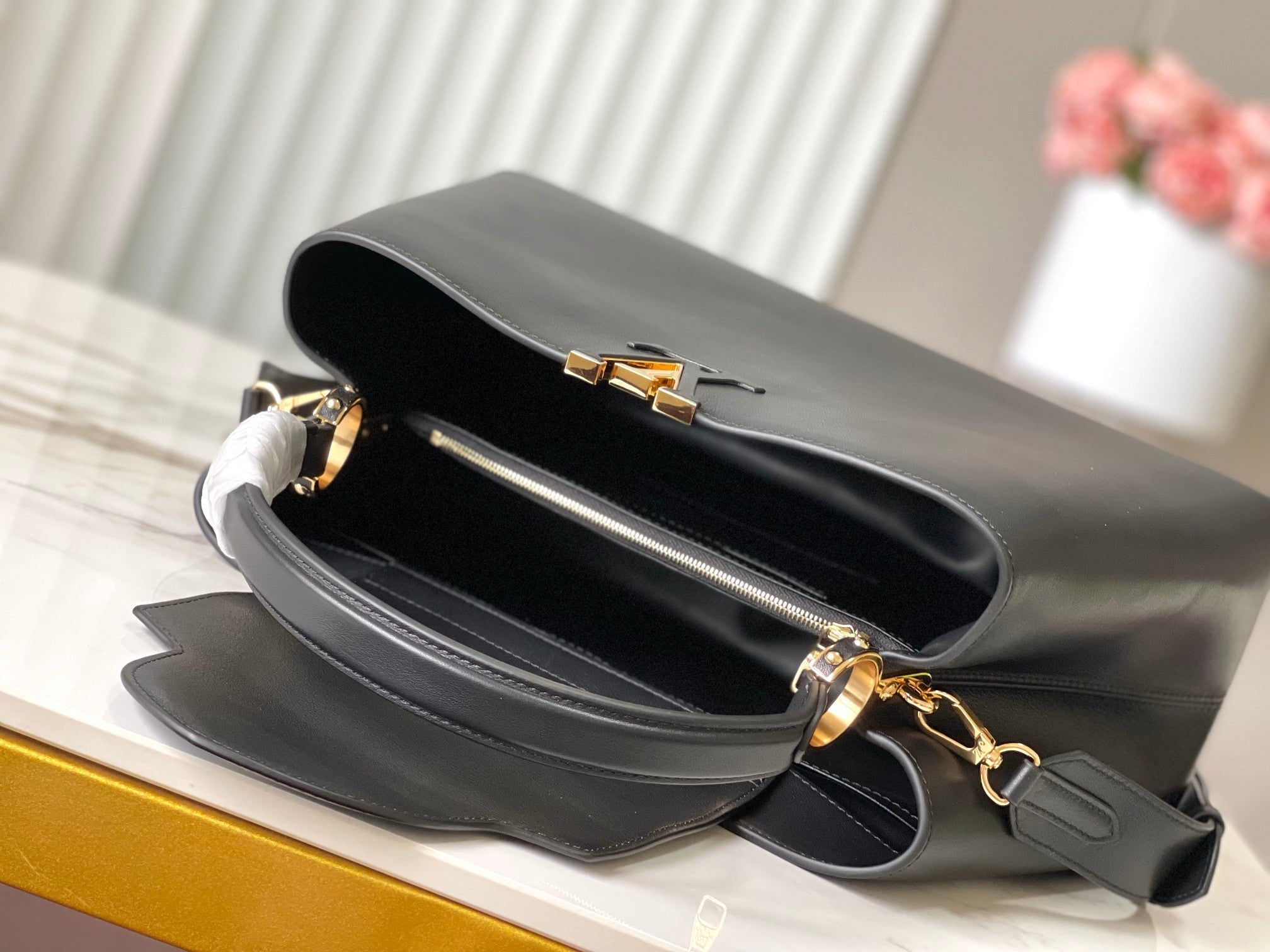 LOUIS VUITTON CAPUCINES SOUPLE GM 38 IN BLACK SMOOTH CALFSKIN GOLD HARDWARE