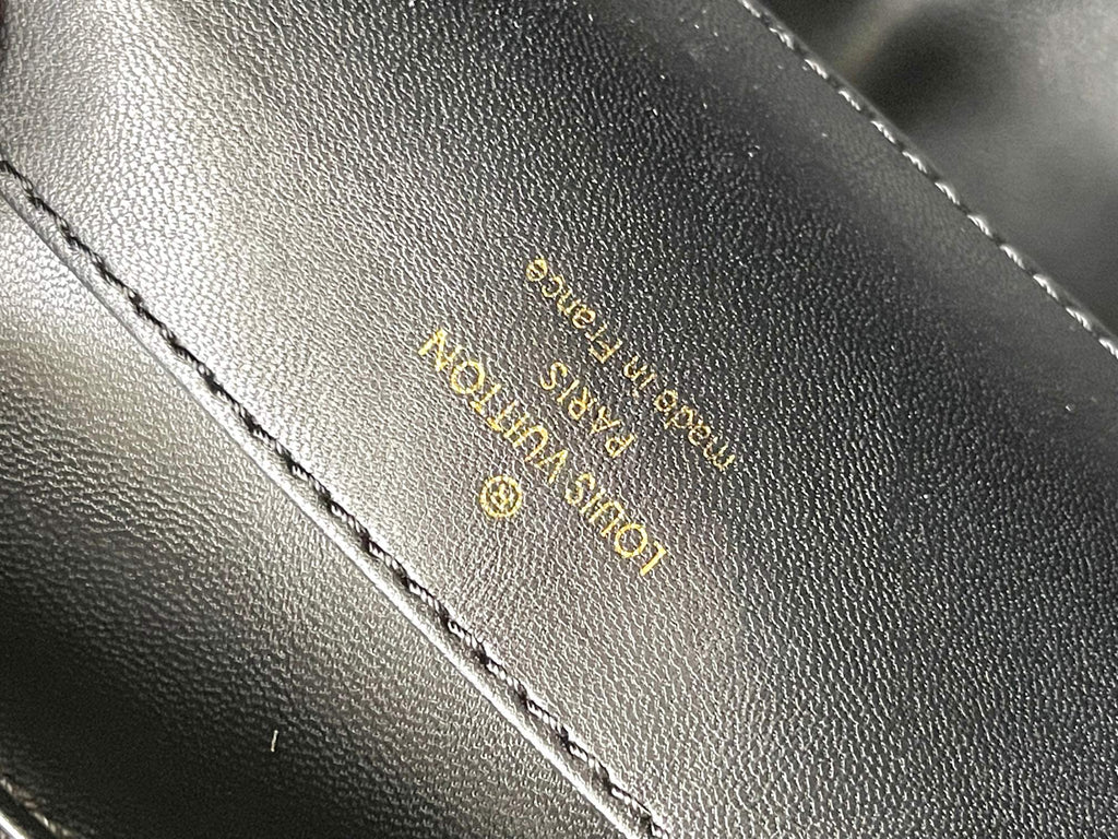 LOUIS VUITTON CAPUCINES SOUPLE GM 38 IN BLACK SMOOTH CALFSKIN GOLD HARDWARE