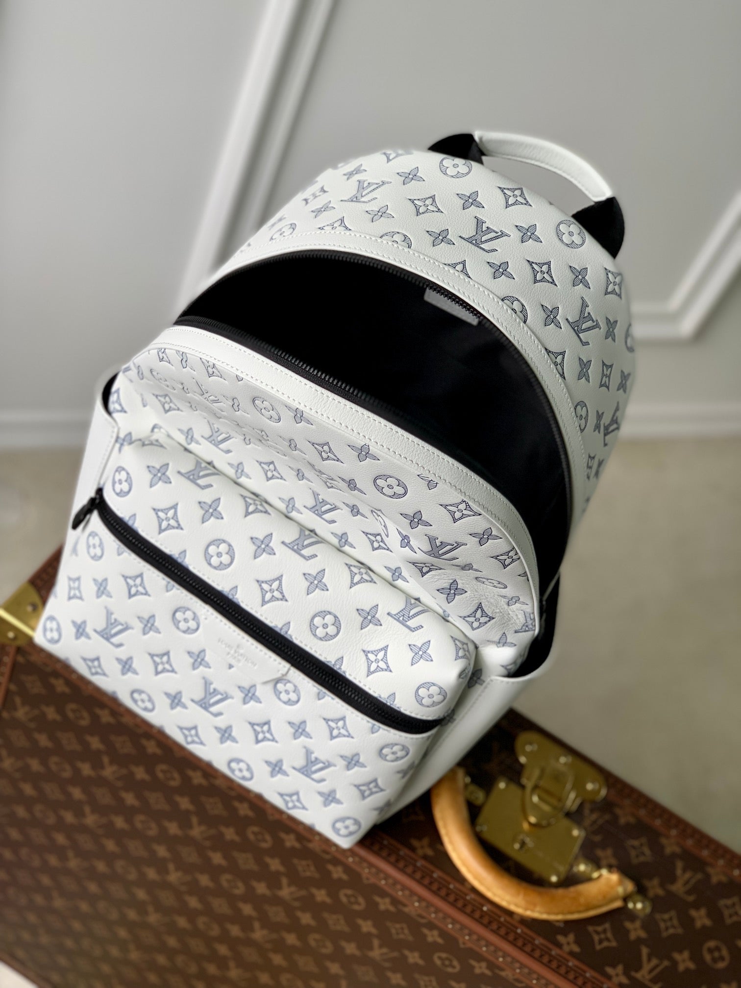 LOUIS VUITTON DISCOVERY PM BACKPACK 38 IN WHITE MONOGRAM LAMBSKIN