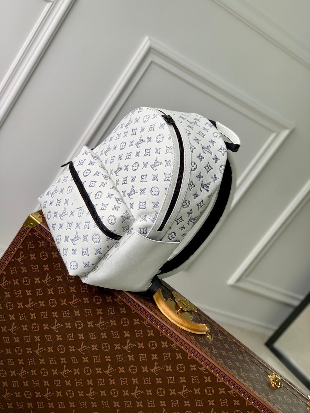 LOUIS VUITTON DISCOVERY PM BACKPACK 38 IN WHITE MONOGRAM LAMBSKIN