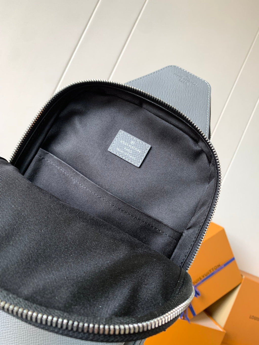 LOUIS VUITTON AVENUE SLINGBAG 31 IN GREY TAIGA LEATHER