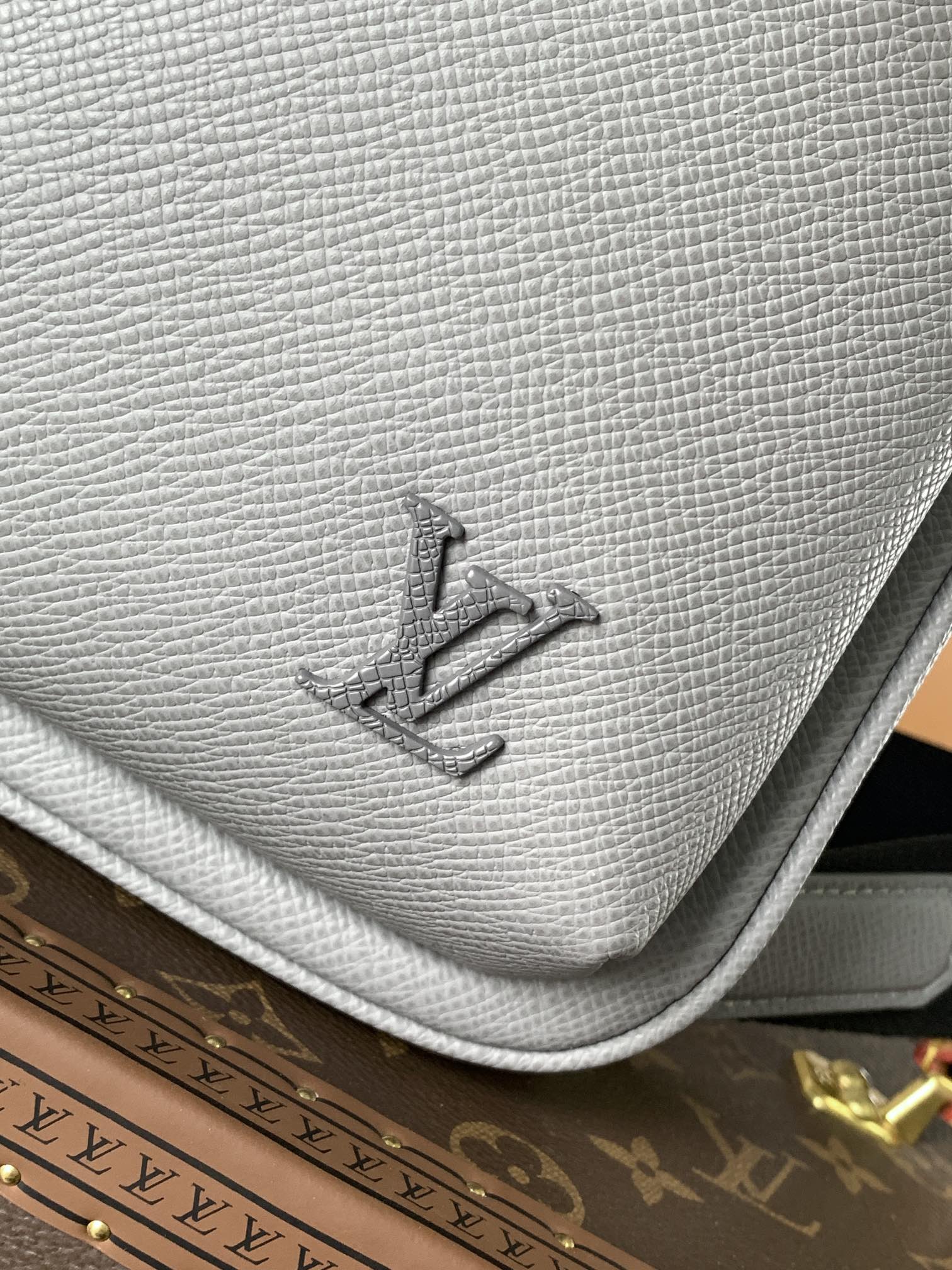 LOUIS VUITTON AVENUE SLINGBAG 31 IN GREY TAIGA LEATHER
