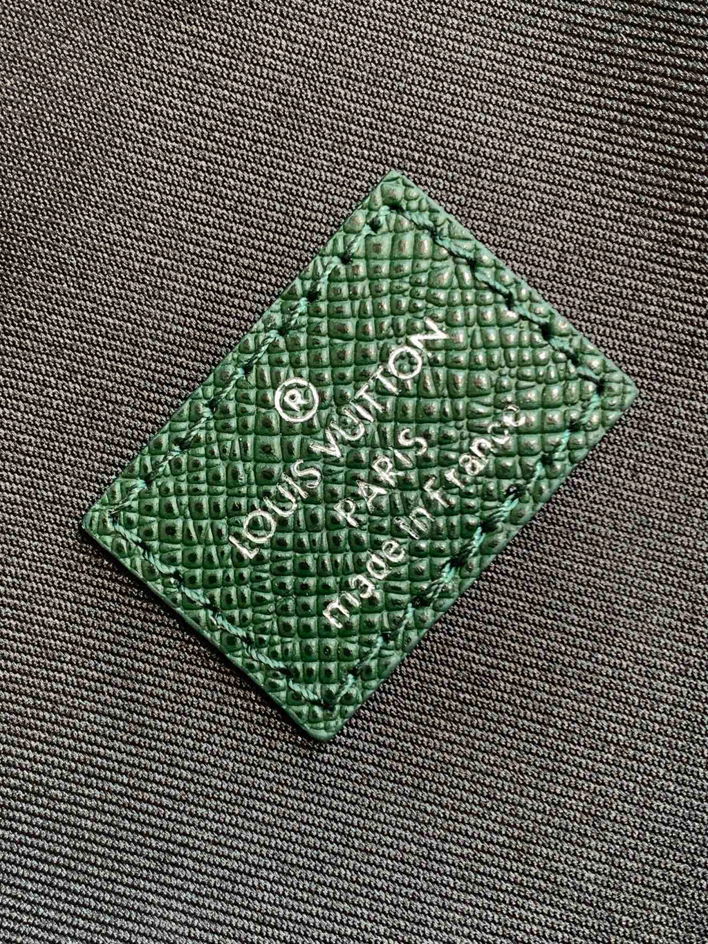 LOUIS VUITTON AVENUE SLINGBAG 31 IN DARK GREEN TAIGA LEATHER
