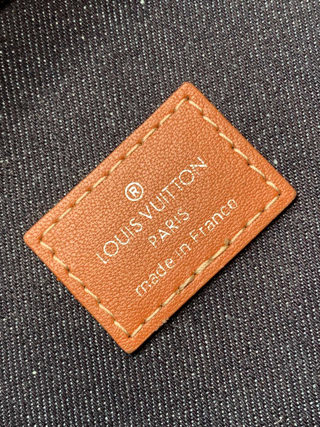 LOUIS VUITTON AVENUE SLINGBAG 31 IN BLACK MONOGRAM CANVAS WITH BROWN LOGO