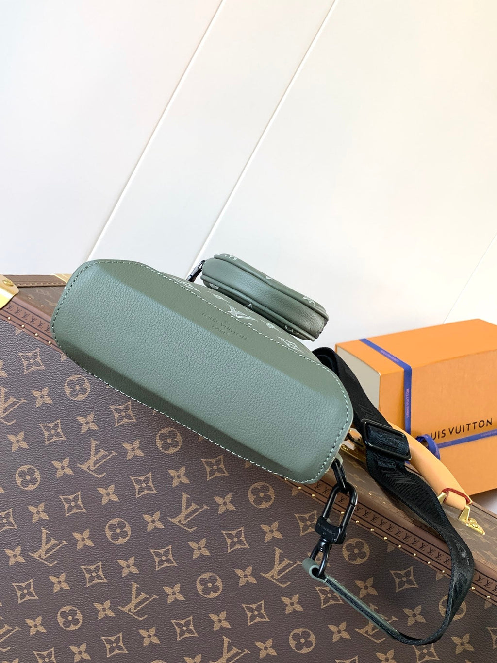 LOUIS VUITTON DUO CROSSBAG BAG 42 IN GREEN AND WHITE MONOGRAM SHADOW COWHIDE
