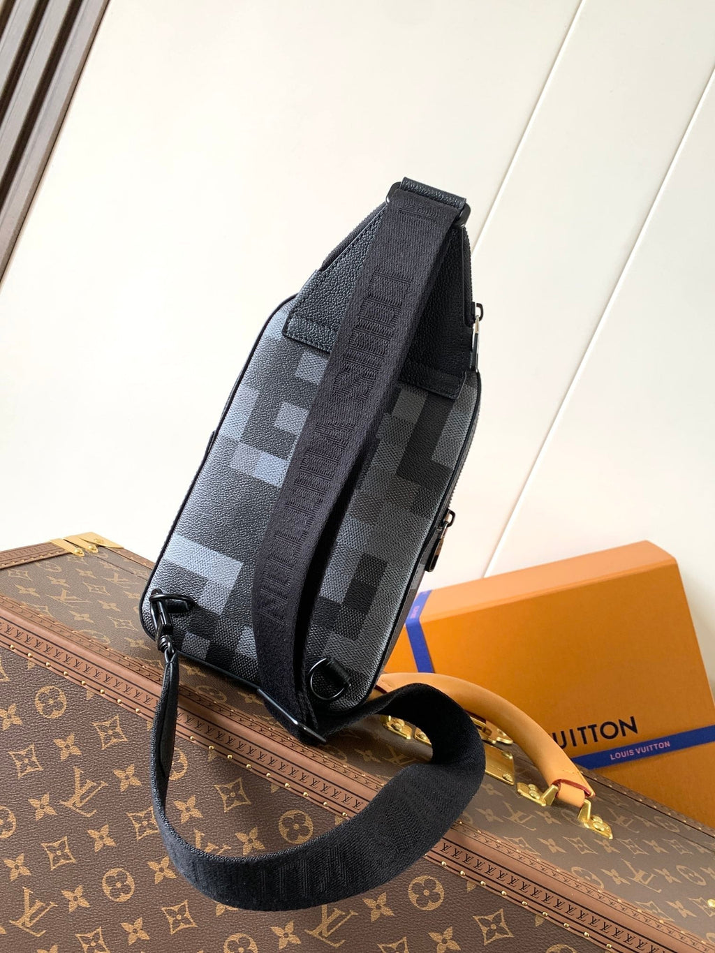 LOUIS VUITTON AVENUE 31 IN BLACK CANVAS CALFSKIN