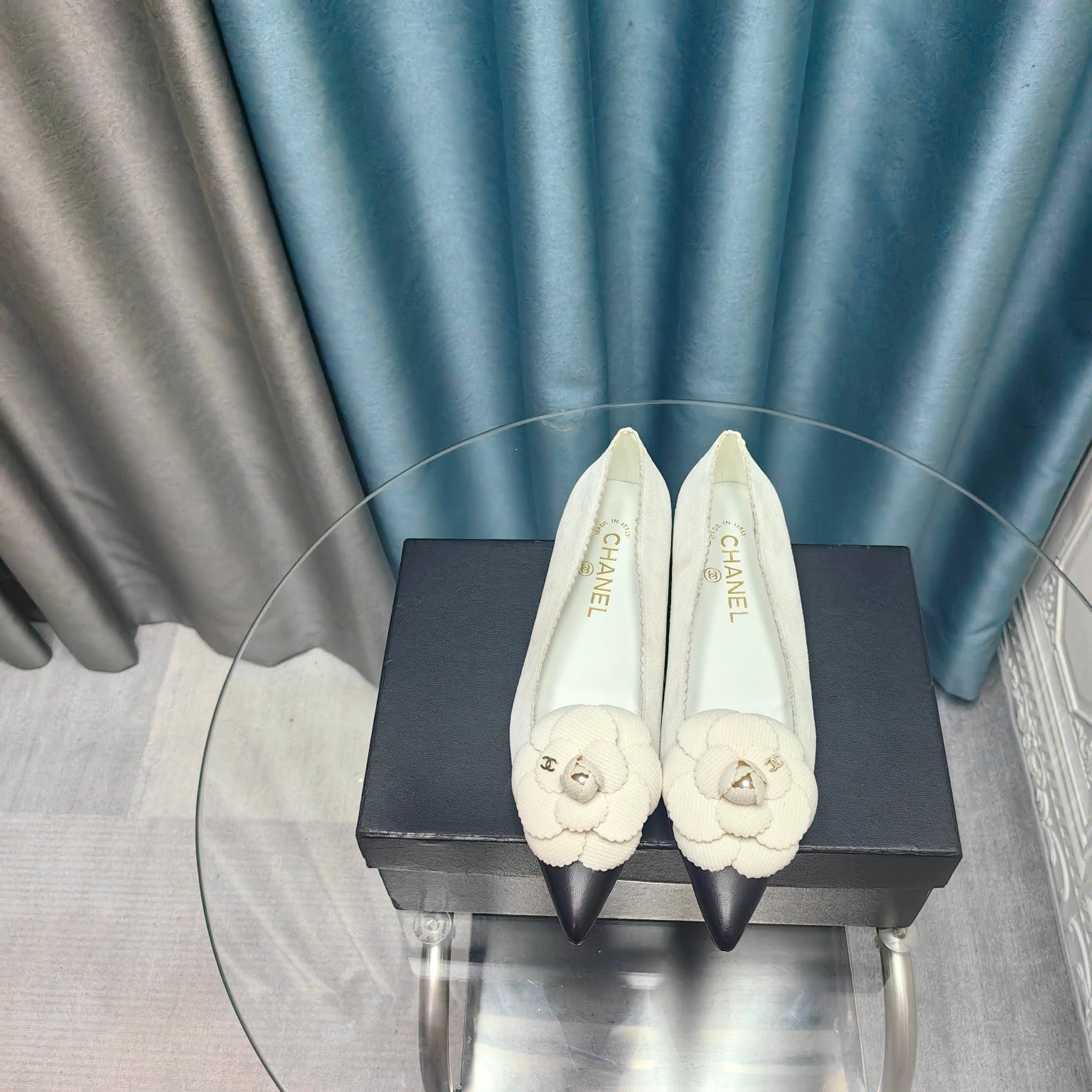 CHANEL BALLET FLAT IN WHITE SUEDE AND BLACK CALFSKIN WITH FLOWER