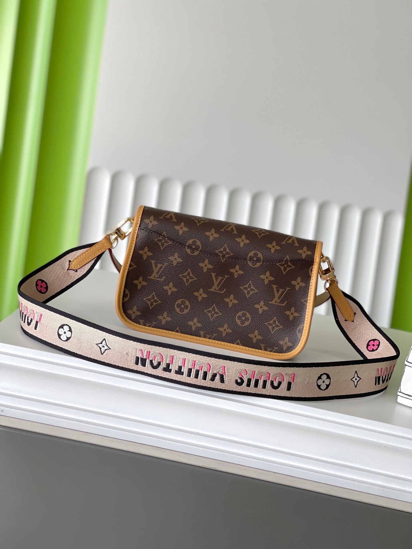 LOUIS VUITTON DIANE 25 IN BROWN MONOGRAM CANVAS TANNED COWHIDE