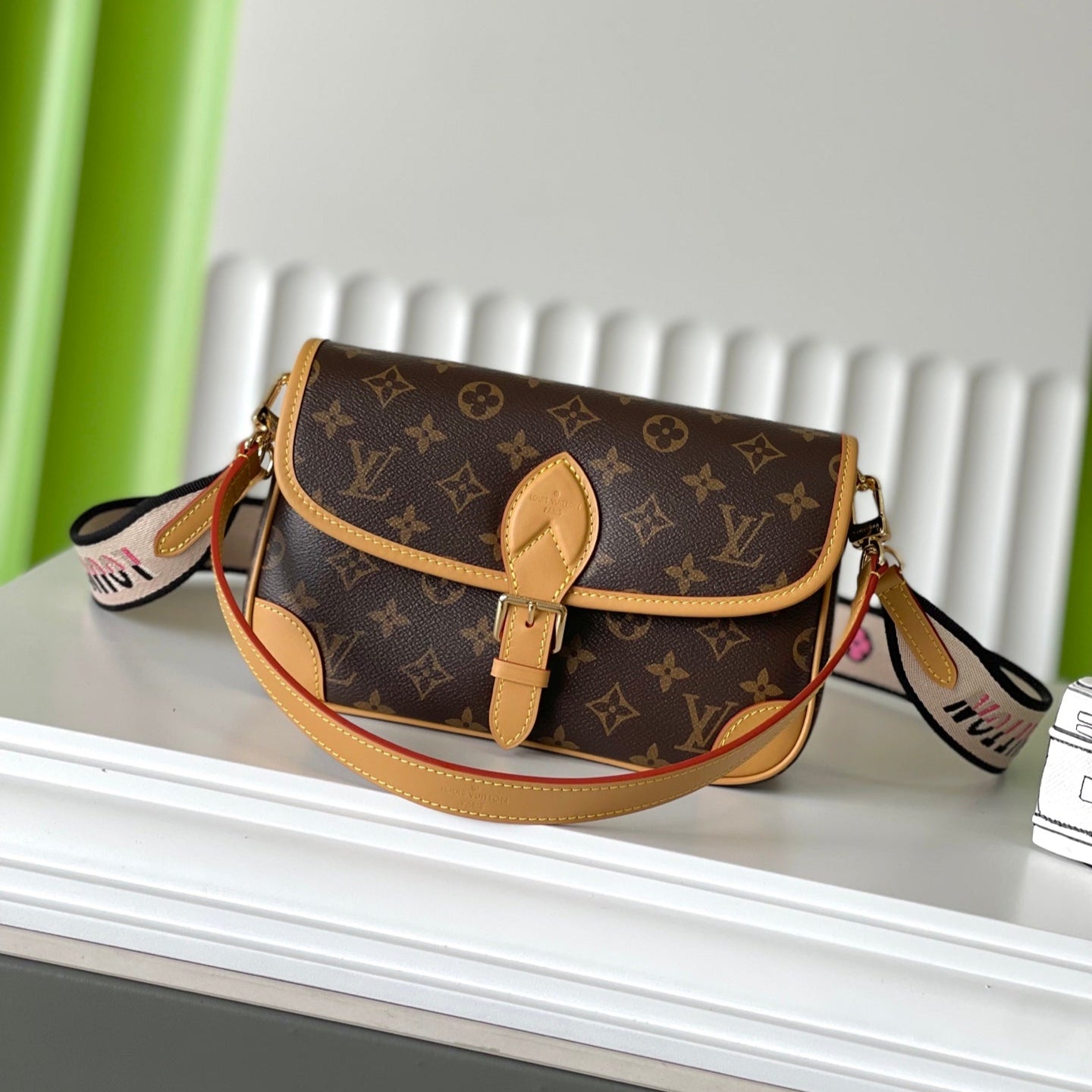 LOUIS VUITTON DIANE 25 IN BROWN MONOGRAM CANVAS TANNED COWHIDE
