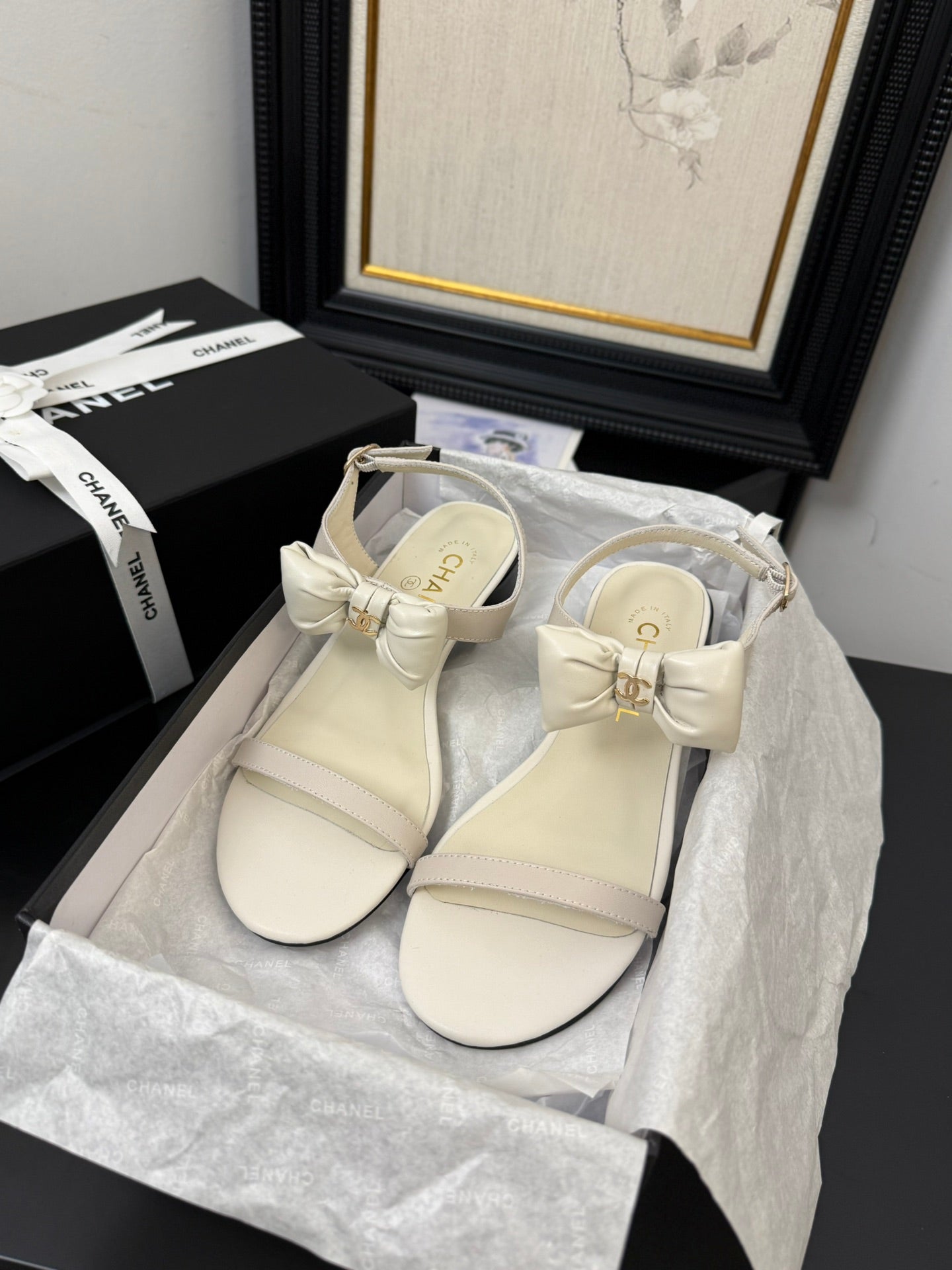 CHANEL FLAT SANDALS IN WHITE CALFSKIN WITH BOW