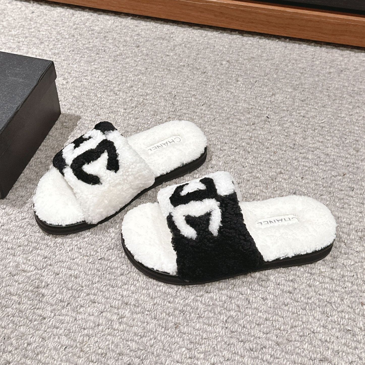 CHANEL SLIPPERS IN WHITE MIX BLACK FLEECE