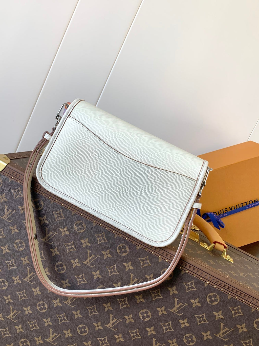 LOUIS VUITTON BUCI BAG 24 IN QUARTZ WHITE EPI GRAIN COWHIDE