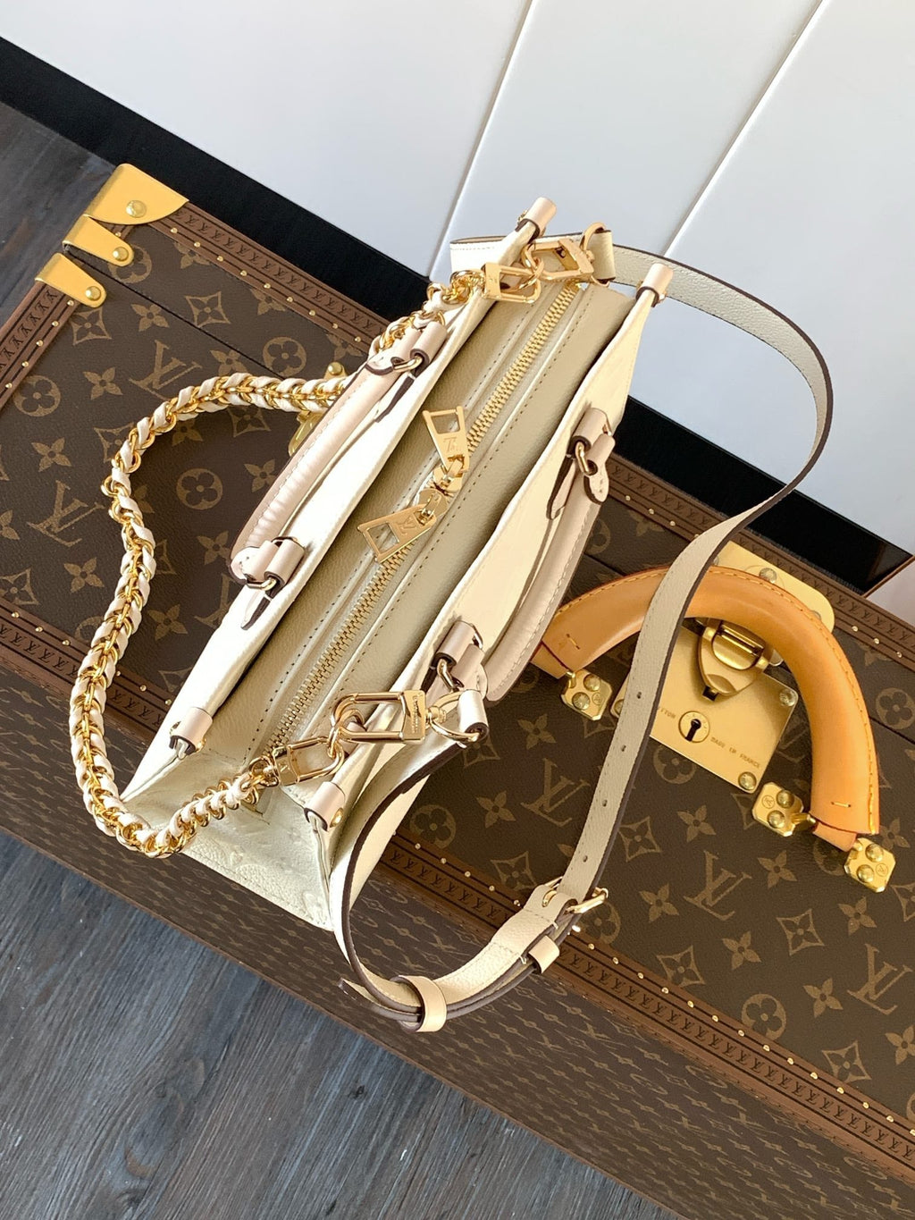LOUIS VUITTON LV 25S ONTHEGO EAST WEST BAG 25 IN CREAM CALFSKIN MONOGRAM EMPREINTE