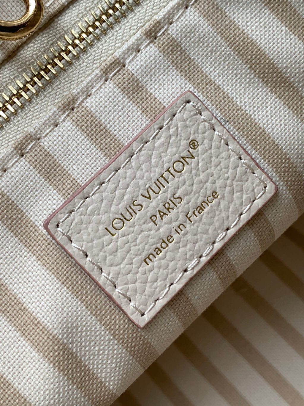 LOUIS VUITTON ONTHEGO 25 IN WHITE AND PINK MONOGRAM CALFSKIN