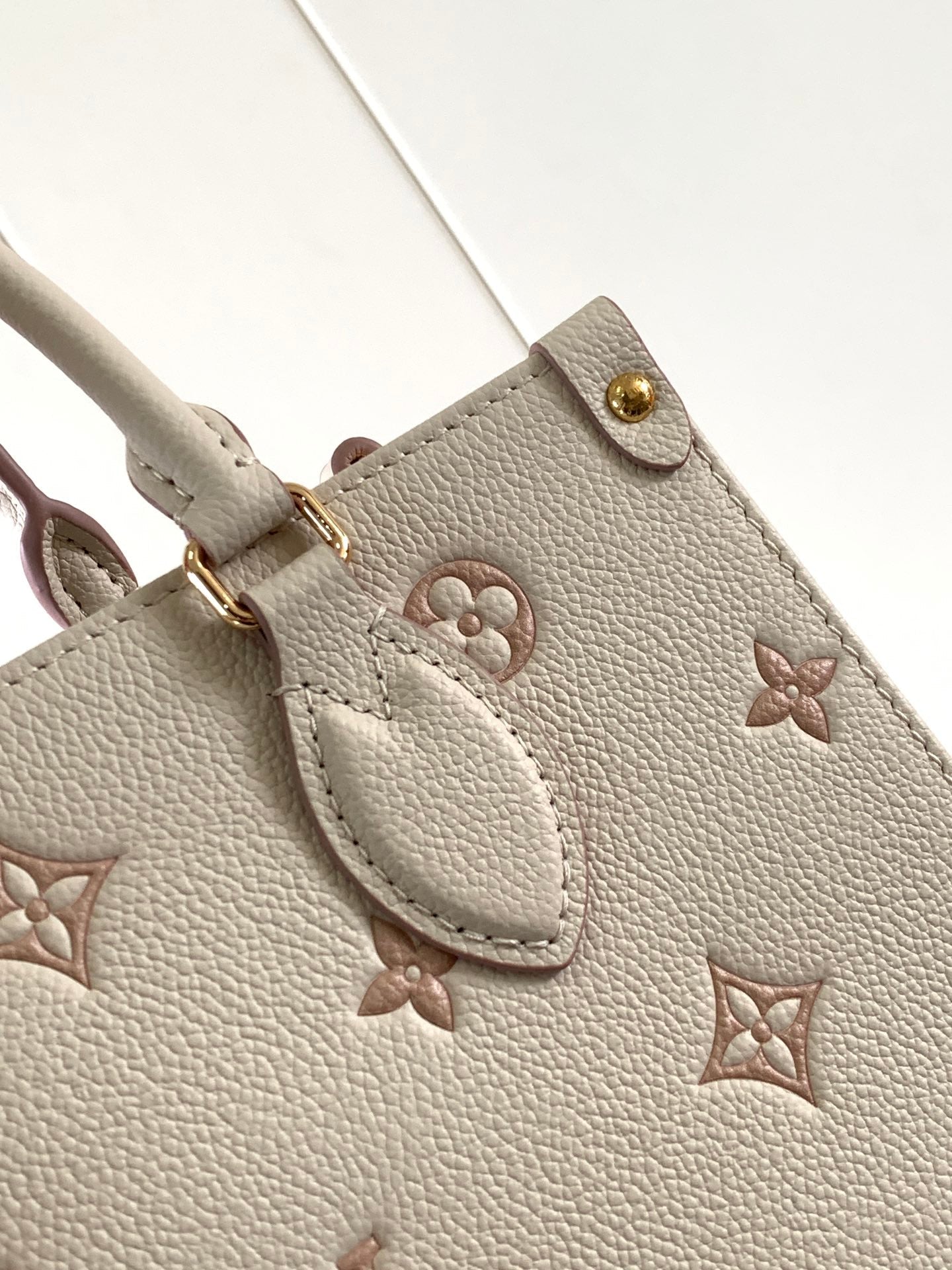 LOUIS VUITTON ONTHEGO 25 IN WHITE AND PINK MONOGRAM CALFSKIN
