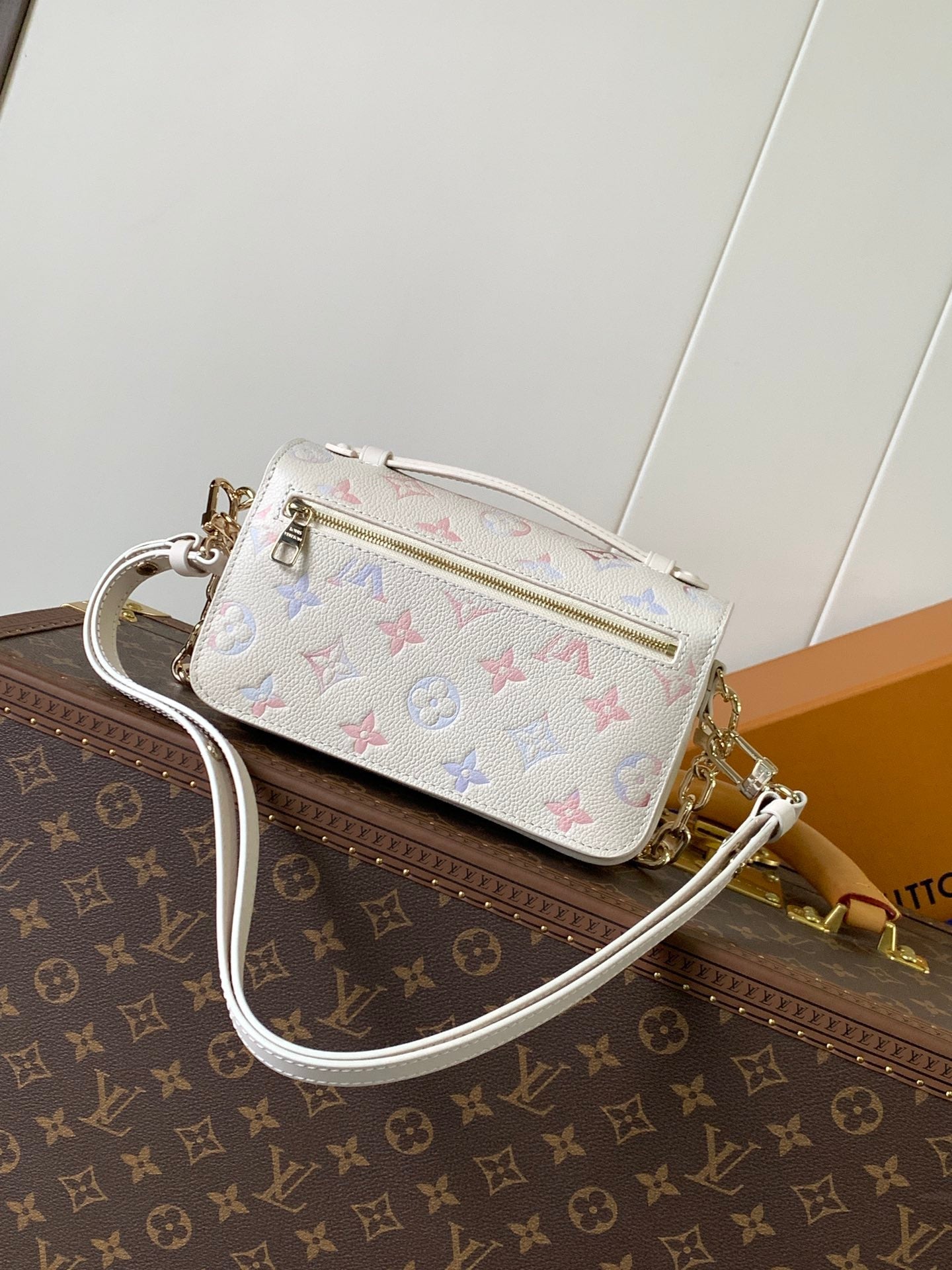 LOUIS VUITTON LV 25S EAST WEST POCHETTE MÉTIS BAG 21 IN BEIGE DREAM EMBOSSED TEXTURED CALFSKIN
