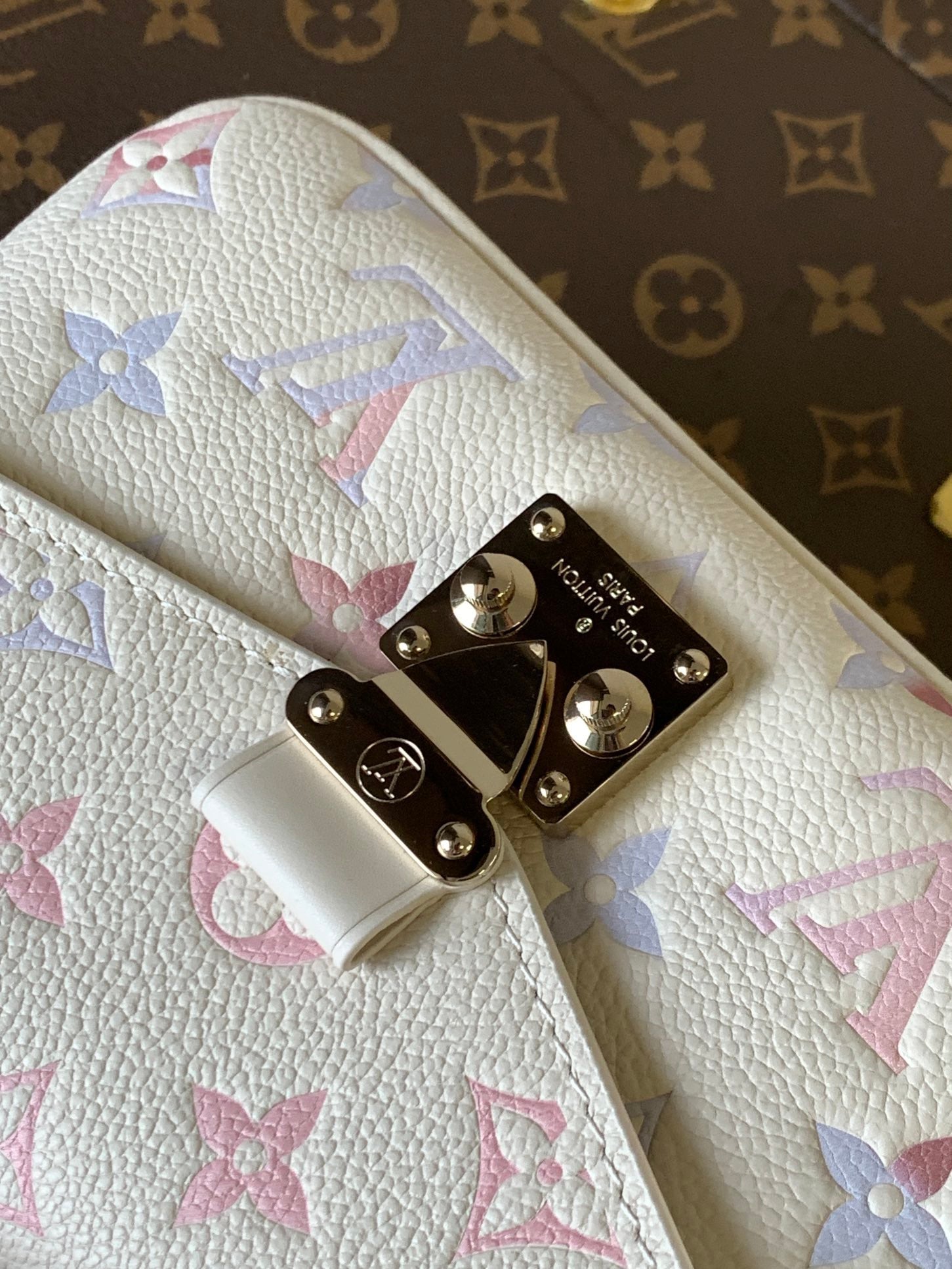 LOUIS VUITTON LV 25S EAST WEST POCHETTE MÉTIS BAG 21 IN BEIGE DREAM EMBOSSED TEXTURED CALFSKIN