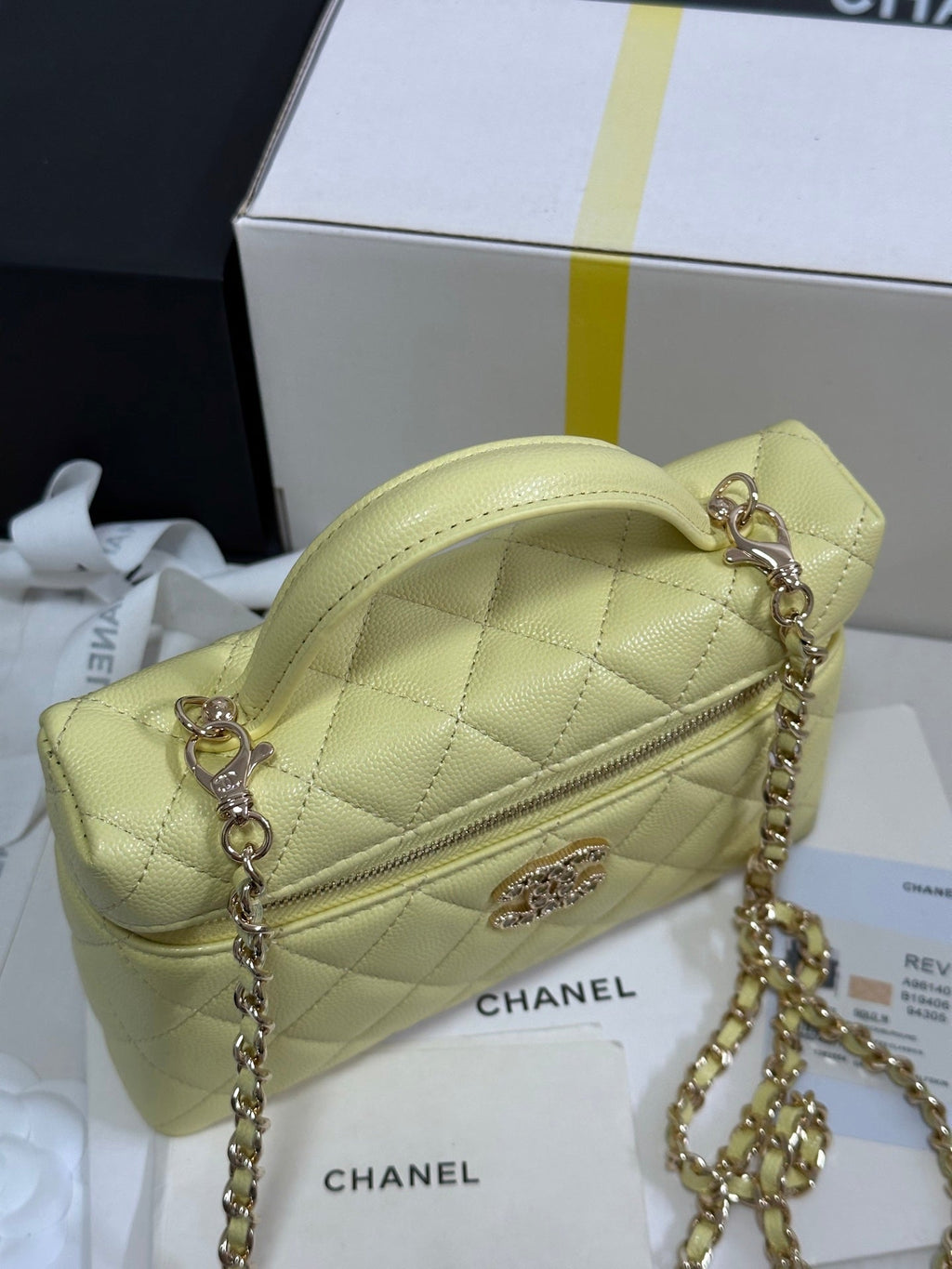 CHANEL STRASS VANITY QUILTED CASE 19 IN YELLOW CALFSKIN WITH GOLD METALLIC