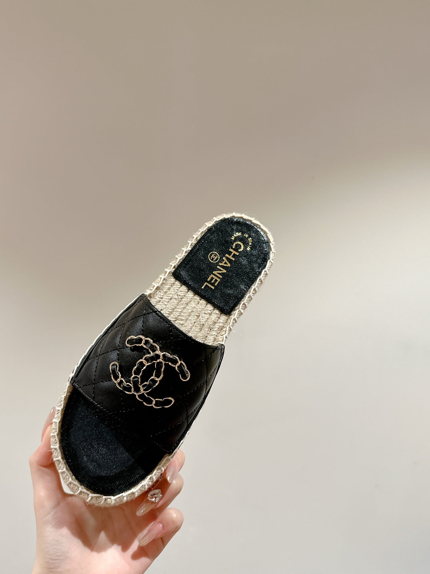 CHANEL FLAT SLIPPERS IN BLACK LAMBSKIN AND WOVEN WITH LOGO